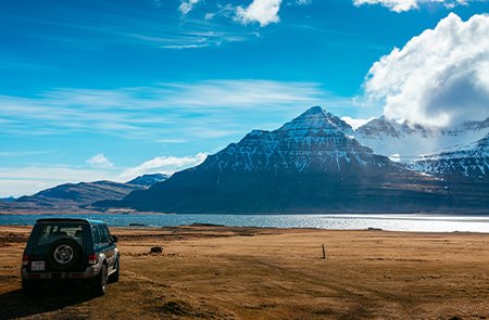 Smart electric vehicles begin to be popularized. 01